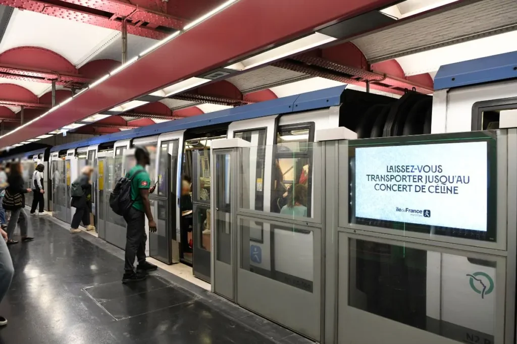 Affichage publicitaire DOOH sur les quais du métro de Paris